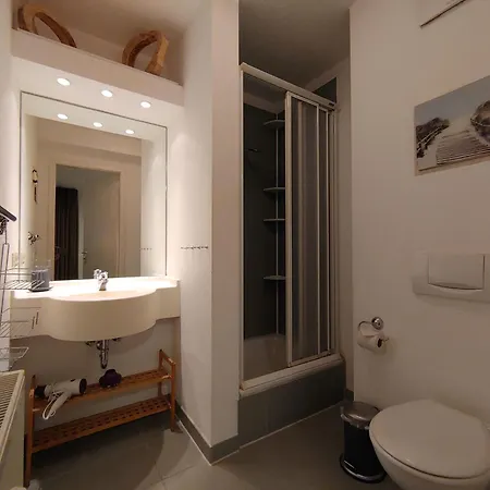 Strandstrasse 32 - 04-30 *