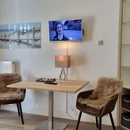 Strandstrasse 32 - 04-30 *